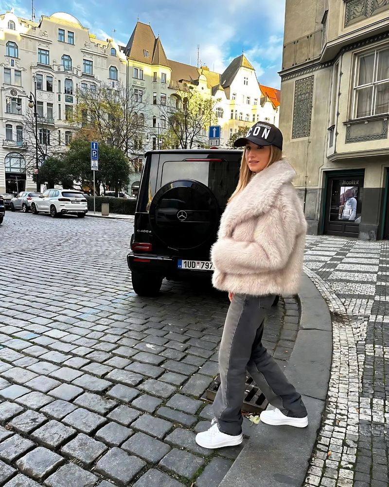 Casaco Lazarelle Sabrina com textura felpuda e gola ampla