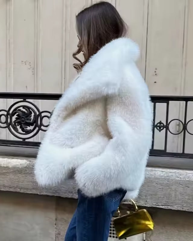 Casaco Lazarelle Sabrina com textura felpuda e gola ampla