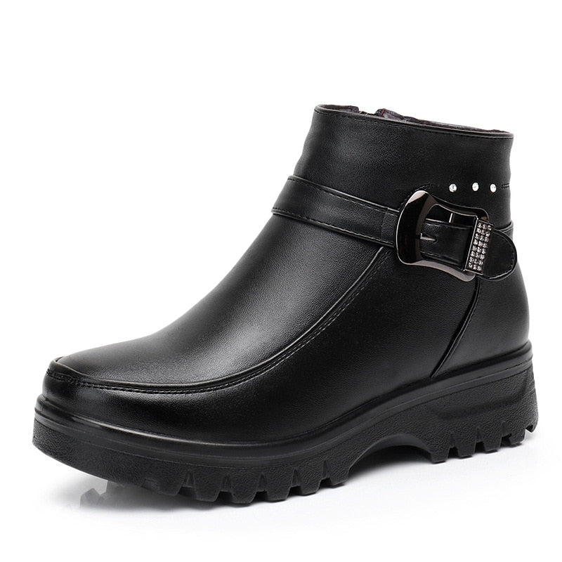Bota Feminina de Couro com Forro Interno e Cano Médio