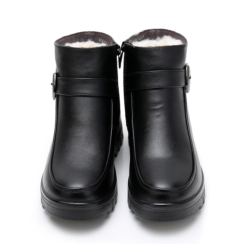Bota Feminina de Couro com Forro Interno e Cano Médio